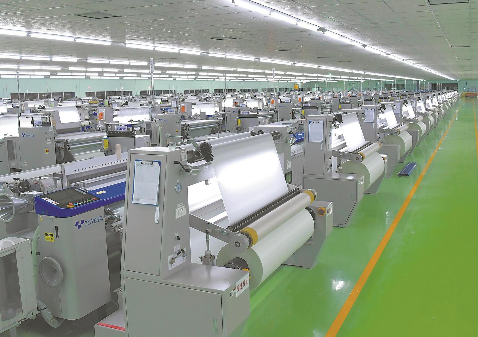 在安徽自贸试验区（蚌埠片区）台嘉玻璃纤维有限公司，300多台织布机正在自动生产玻璃纤维布。记者 程 兆 摄