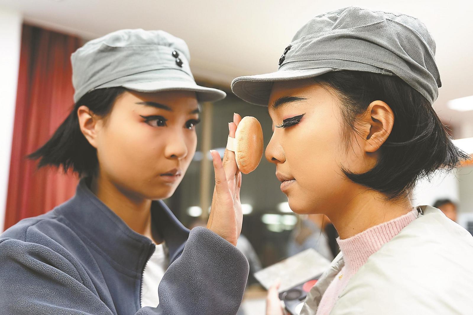 2023年12月4日傍晚，黄梅戏《太阳山上》在北京演出。图为演出前，演员在化妆。