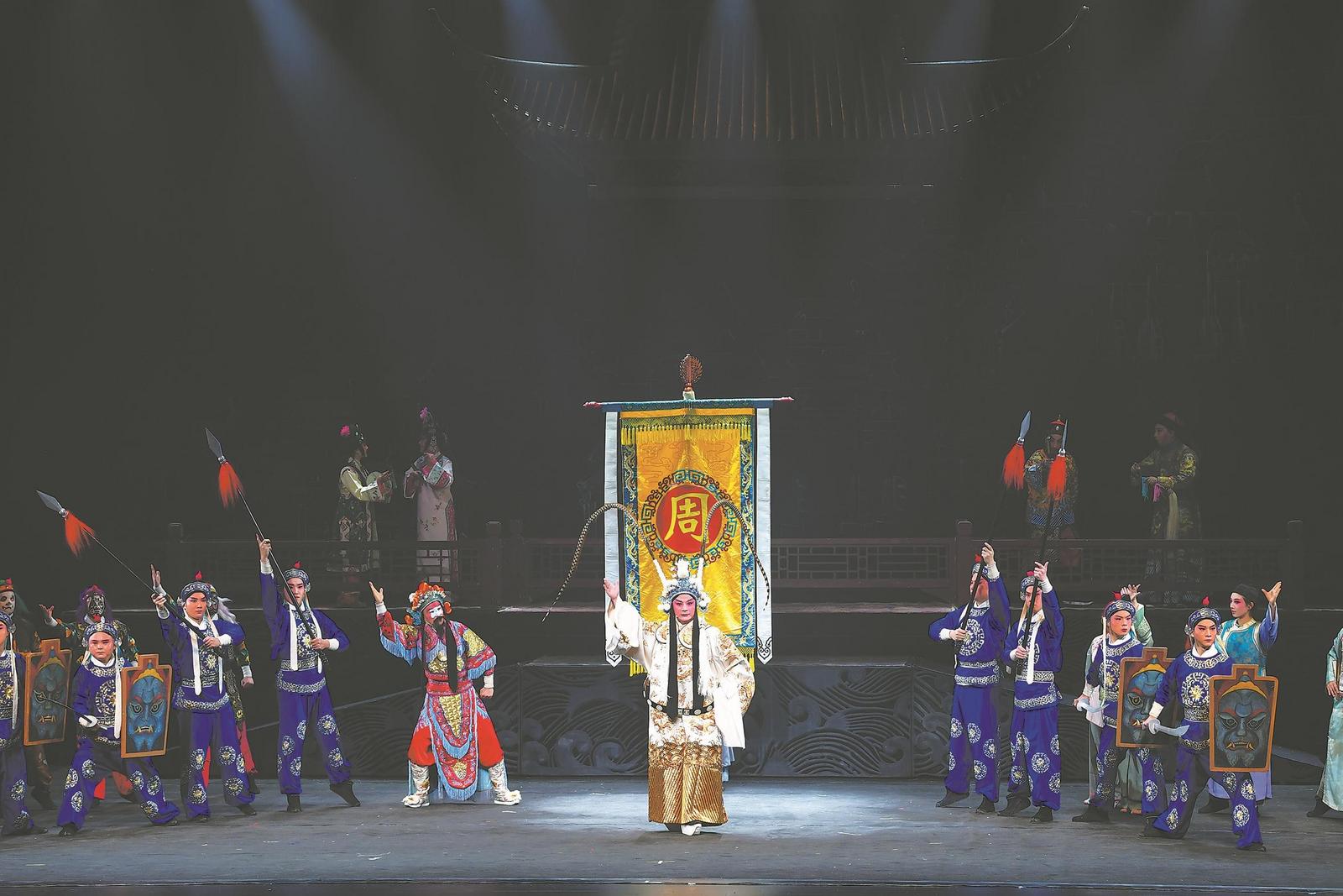 2023年12月7日晚，大型徽剧《徽班》在江苏紫金大剧院上演。