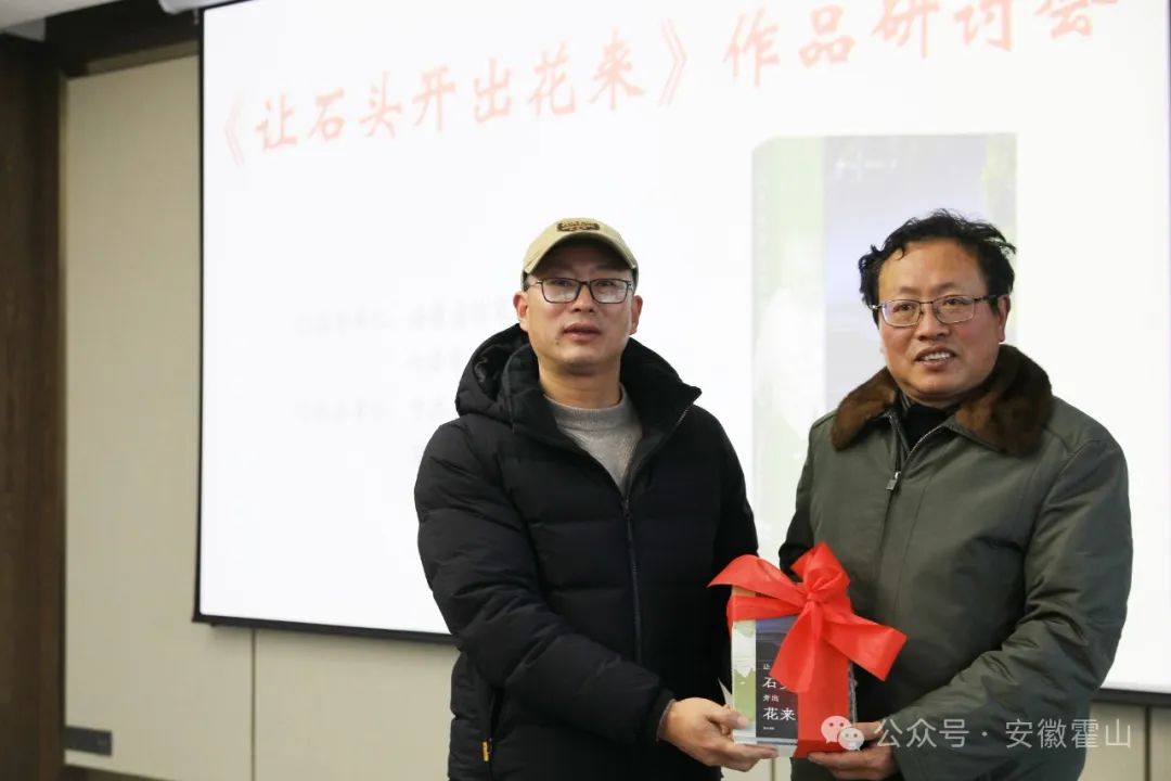 作者刘自力向霍山石斛协会赠书。