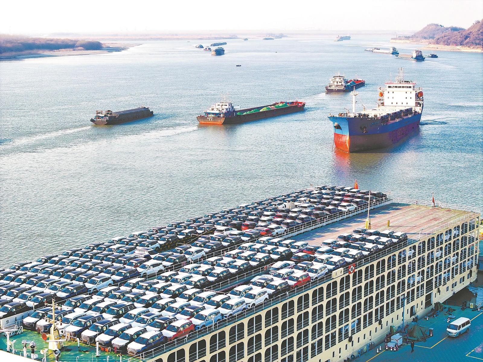 1月24日，安徽港口集团芜湖港朱家桥港区，滚装货轮正在装载出口海外的奇瑞汽车。通讯员 王玉实 凃晓静 摄