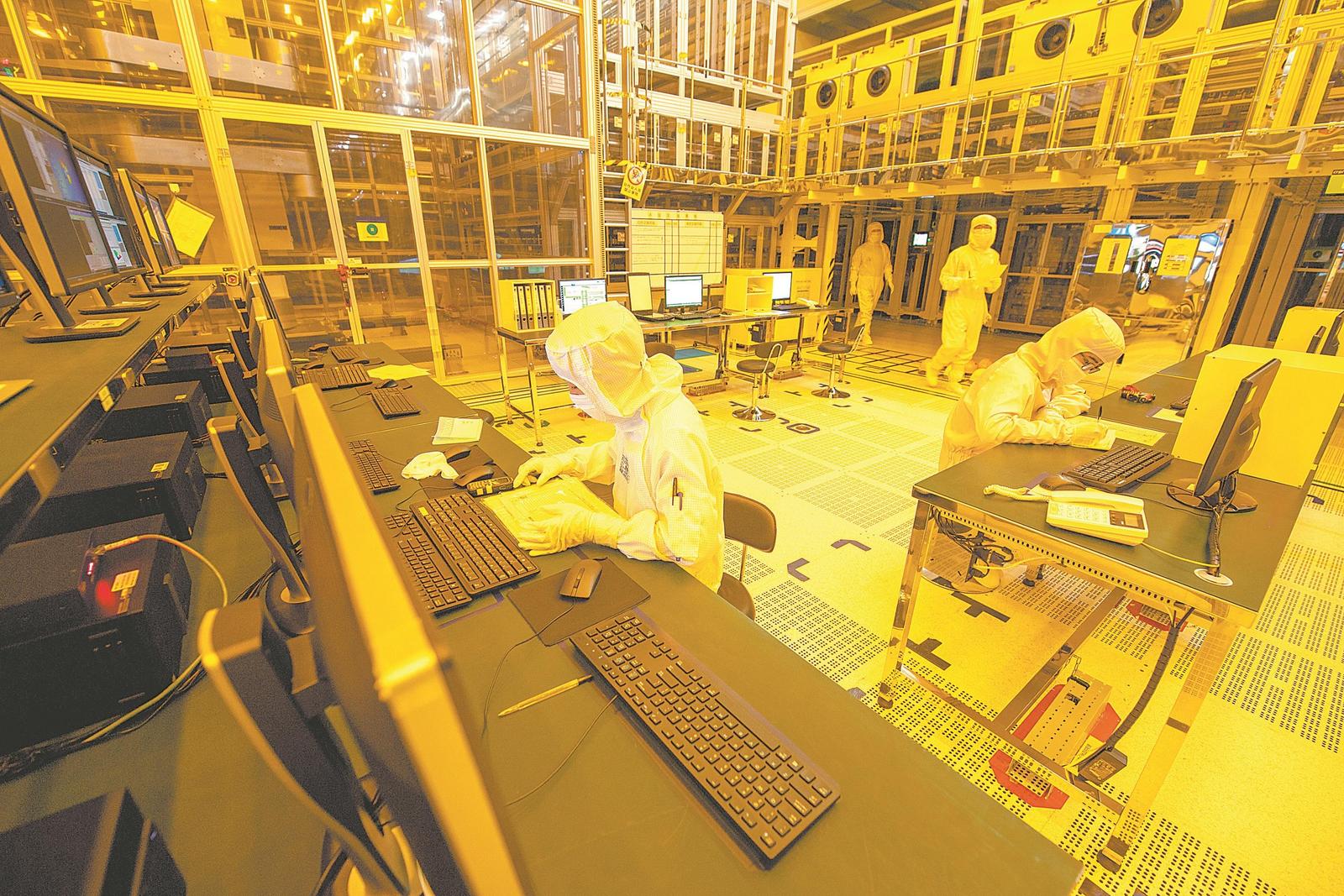 位於合肥新站高新區的合肥京東方，工人在生產半導體顯示產品。記者 李 博 攝