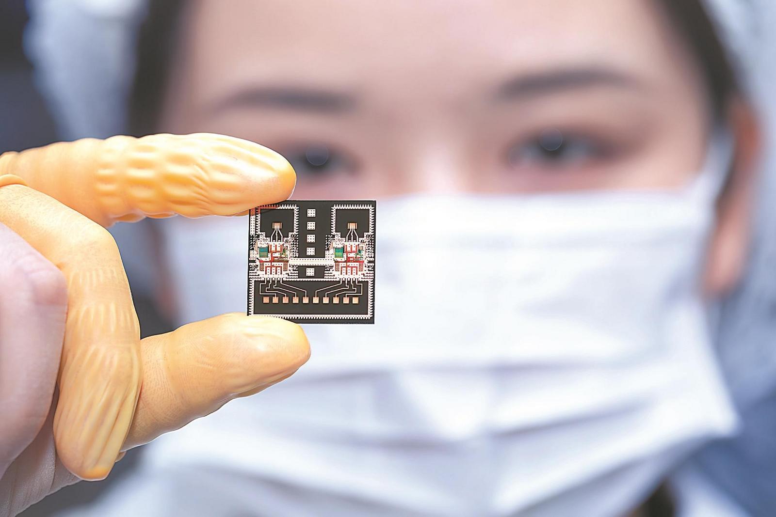 科研人员展示中国电科38所研发的高性能77G毫米波芯片及模组。通讯员 骆先洋 摄