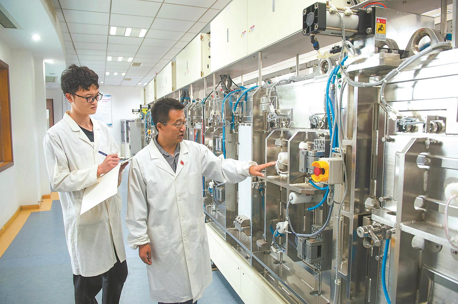 蚌埠浮法玻璃新技術國家重點實驗室科研人員正在研發超薄玻璃新產品。記者 李 博 攝