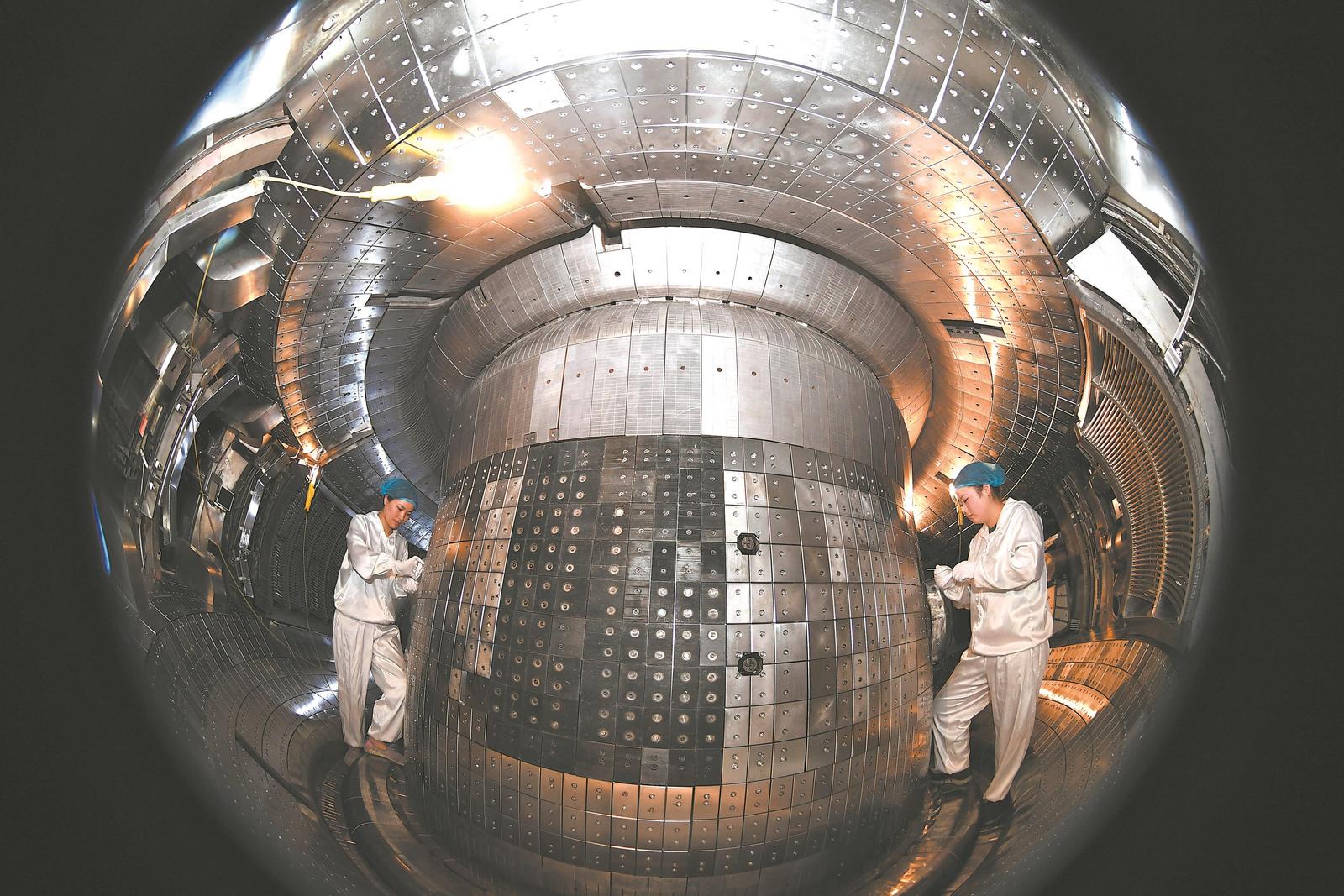 科研人员在全超导托卡马克核聚变实验装置（EAST）内安装高场侧瓦片。通讯员 张大岗 摄