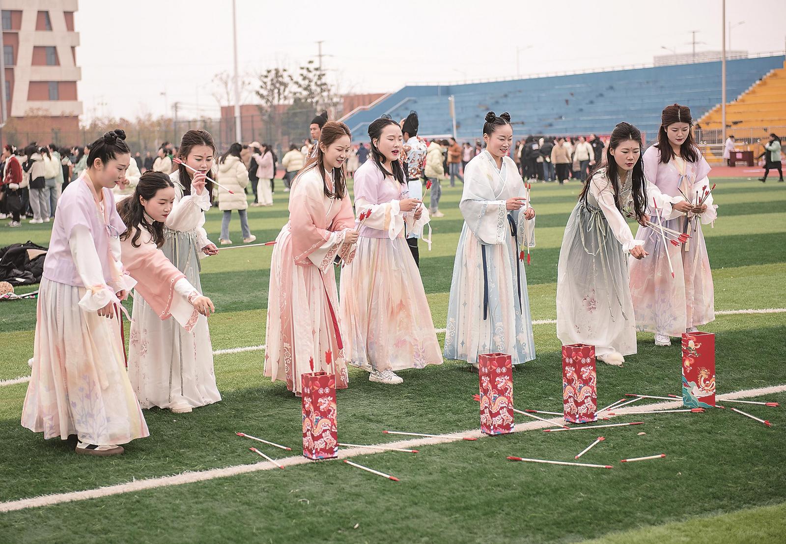 3月6日，“亭城邀宁 快乐健身”苏皖两地女子趣味运动会在来安县举行，来自苏皖两地的参赛女职工，展现出女性健康向上、充满活力的精神面貌。通讯员 吕 华 摄