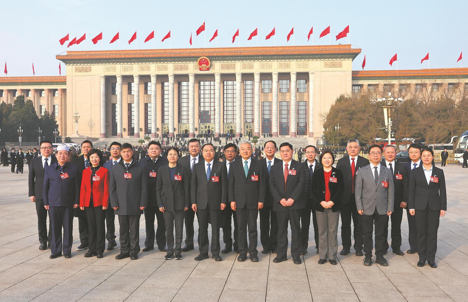 3月7日上午，出席全国政协十四届二次会议的住皖全国政协委员在人民大会堂前合影。