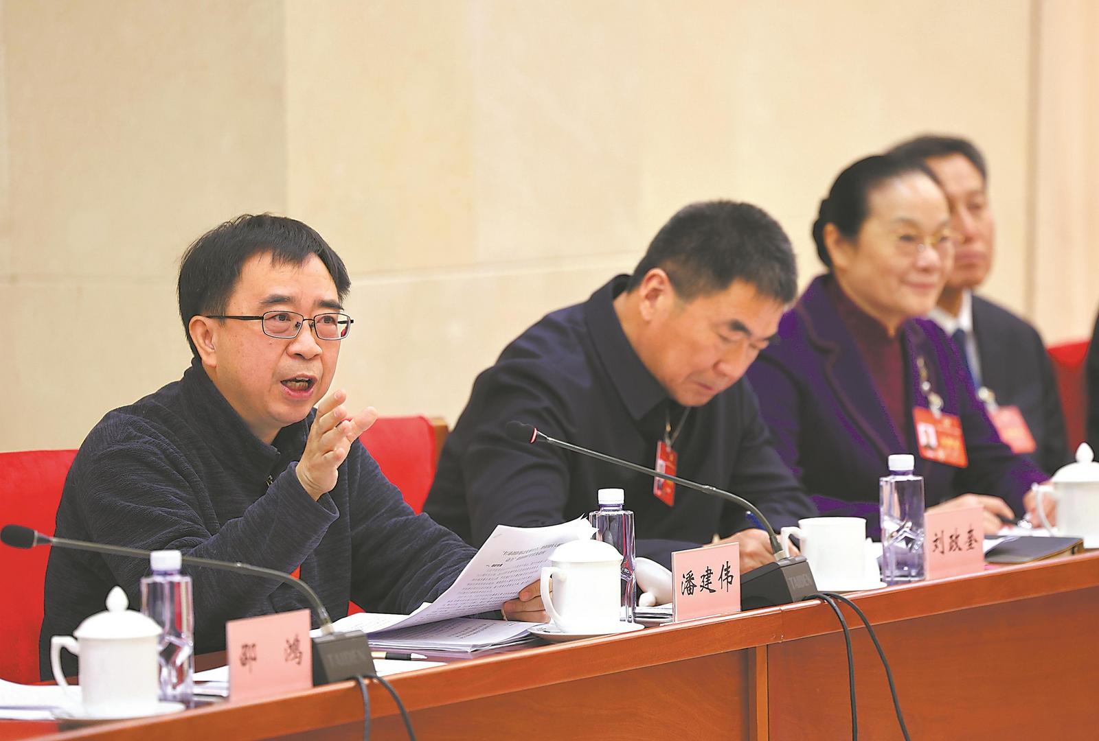 3月7日，住皖全国政协委员潘建伟（左一）在小组讨论时发言。