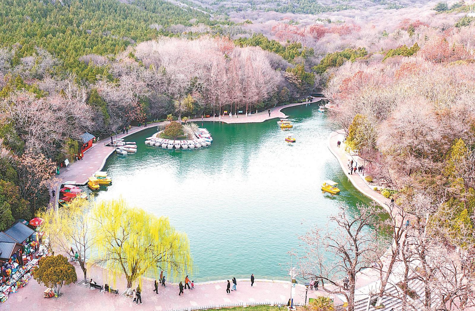 3月17日，淮北市相山公园，游客划船游玩、休闲散步。通讯员 张 伟 摄