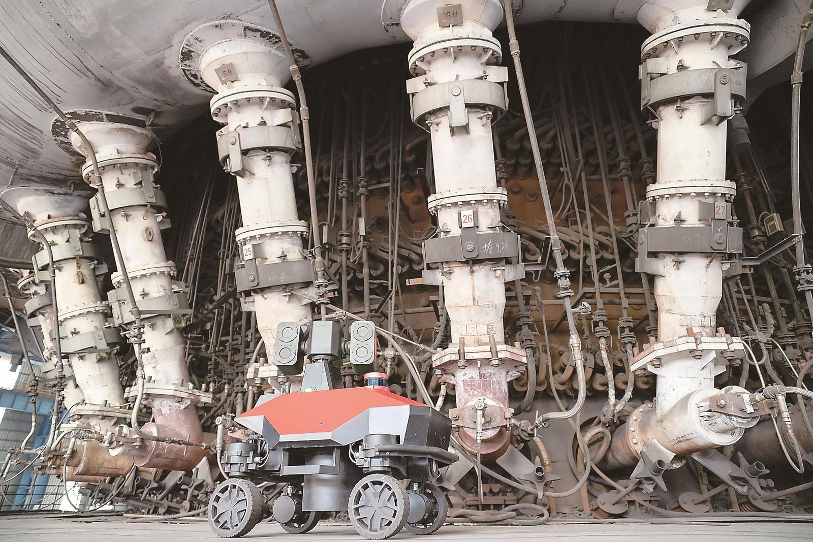 4月11日，宝武马钢炼钢高炉前，“宝罗”工业机器人在进行巡检。