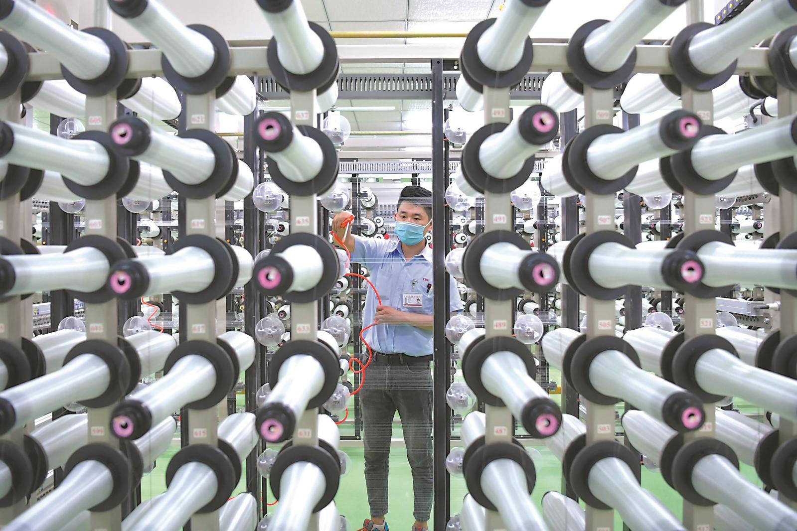 在安徽自貿區（蚌埠片區）台嘉玻璃纖維有限公司，300多台織布機自動生產玻璃纖維布。記者 程 兆 攝