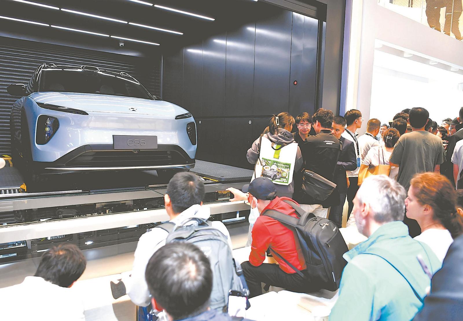 4月28日，2024北京國際汽車展覽會蔚來展台現場演示換電技術。記者 程 兆 攝