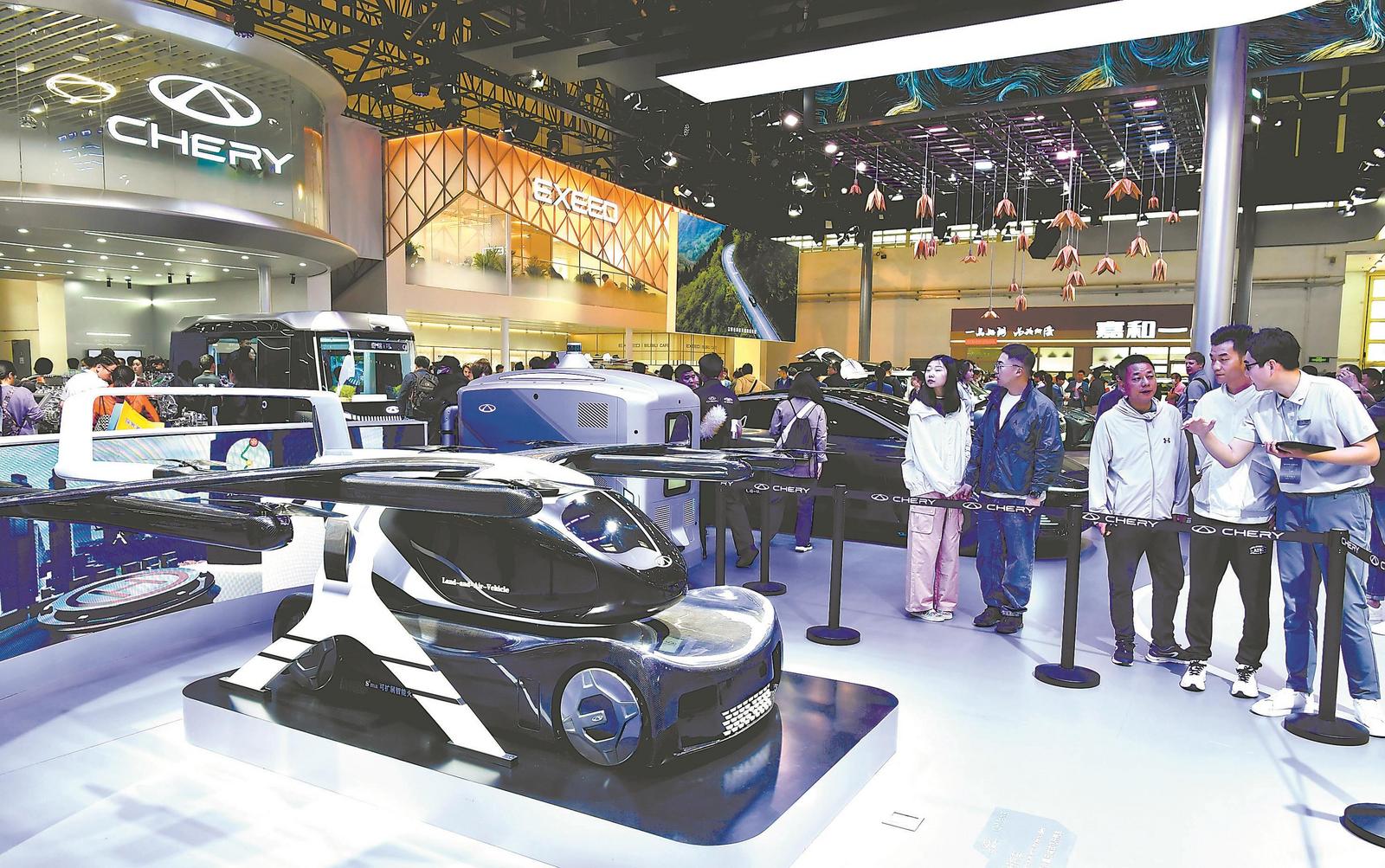 4月28日，2024北京國際汽車展覽會奇瑞展台展示的全球首款復合翼三體式飛行汽車。記者 程 兆 攝