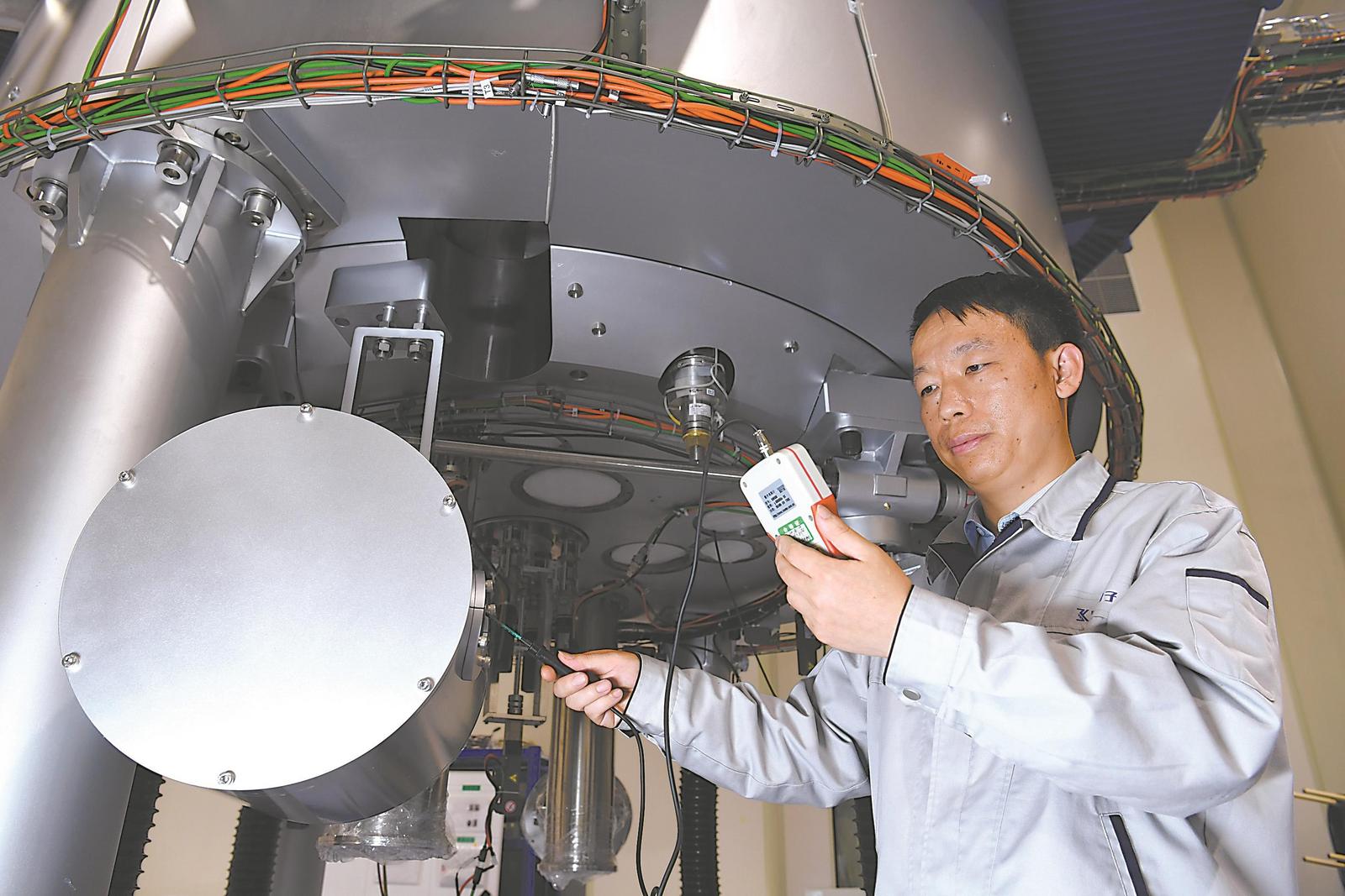 4月21日，在中科離子醫學技術裝備有限公司，丁開忠檢查加速器外部磁場。