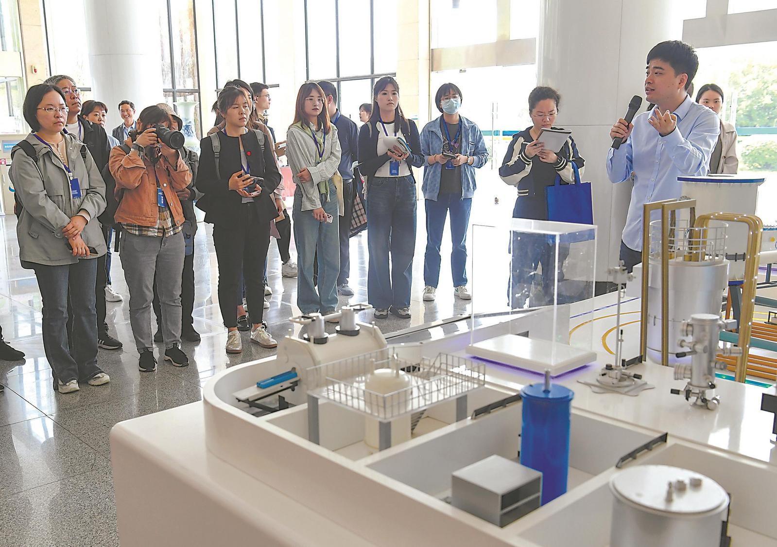 4月22日，在中國科學院合肥物質科學研究院強磁場科學中心，房震向參觀媒體記者介紹穩態強磁場裝置。