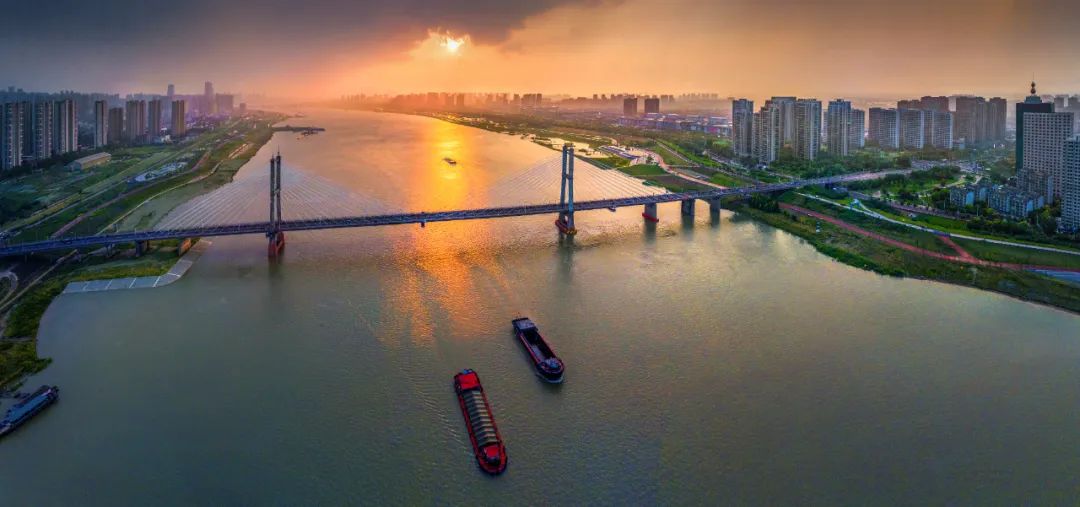 安徽蚌埠，航拍解放路淮河大橋晚景。