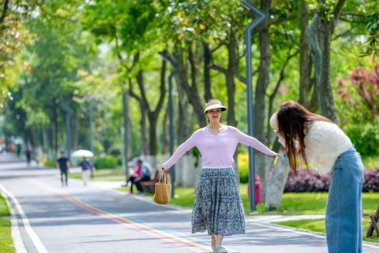 市民在廬州公園內游玩。蜀山區委宣傳部供圖