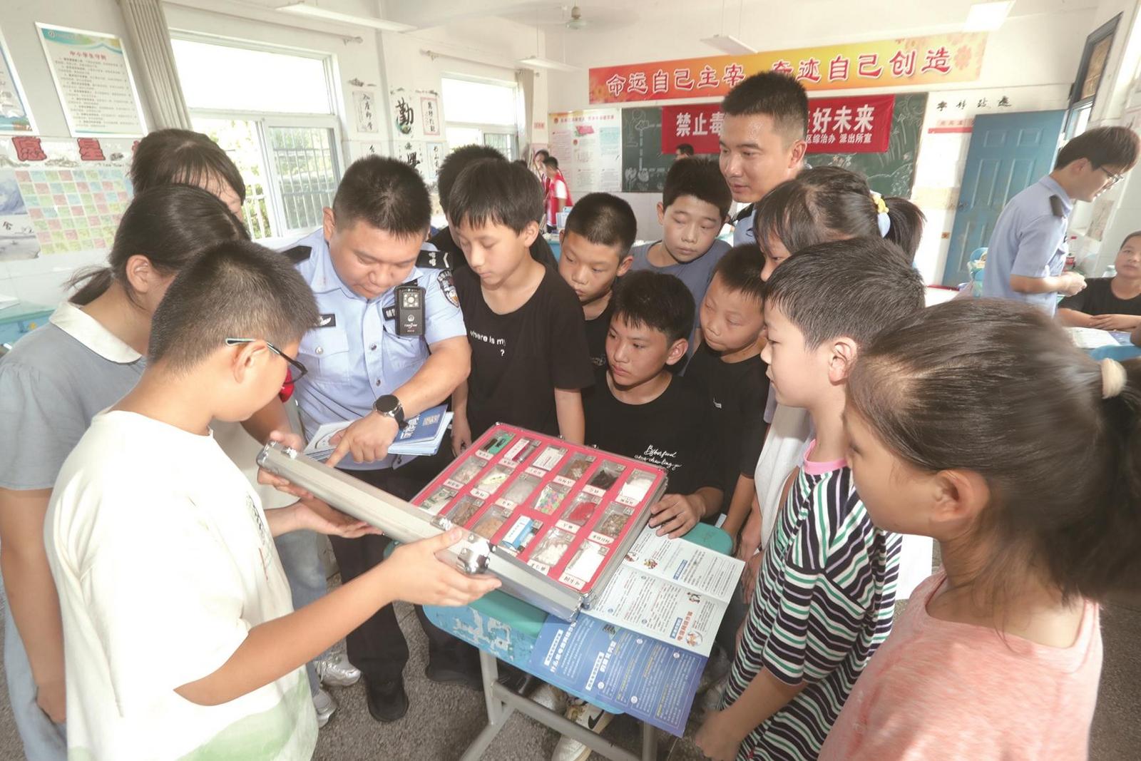 警务人员向同学们讲解防范毒品相关知识。